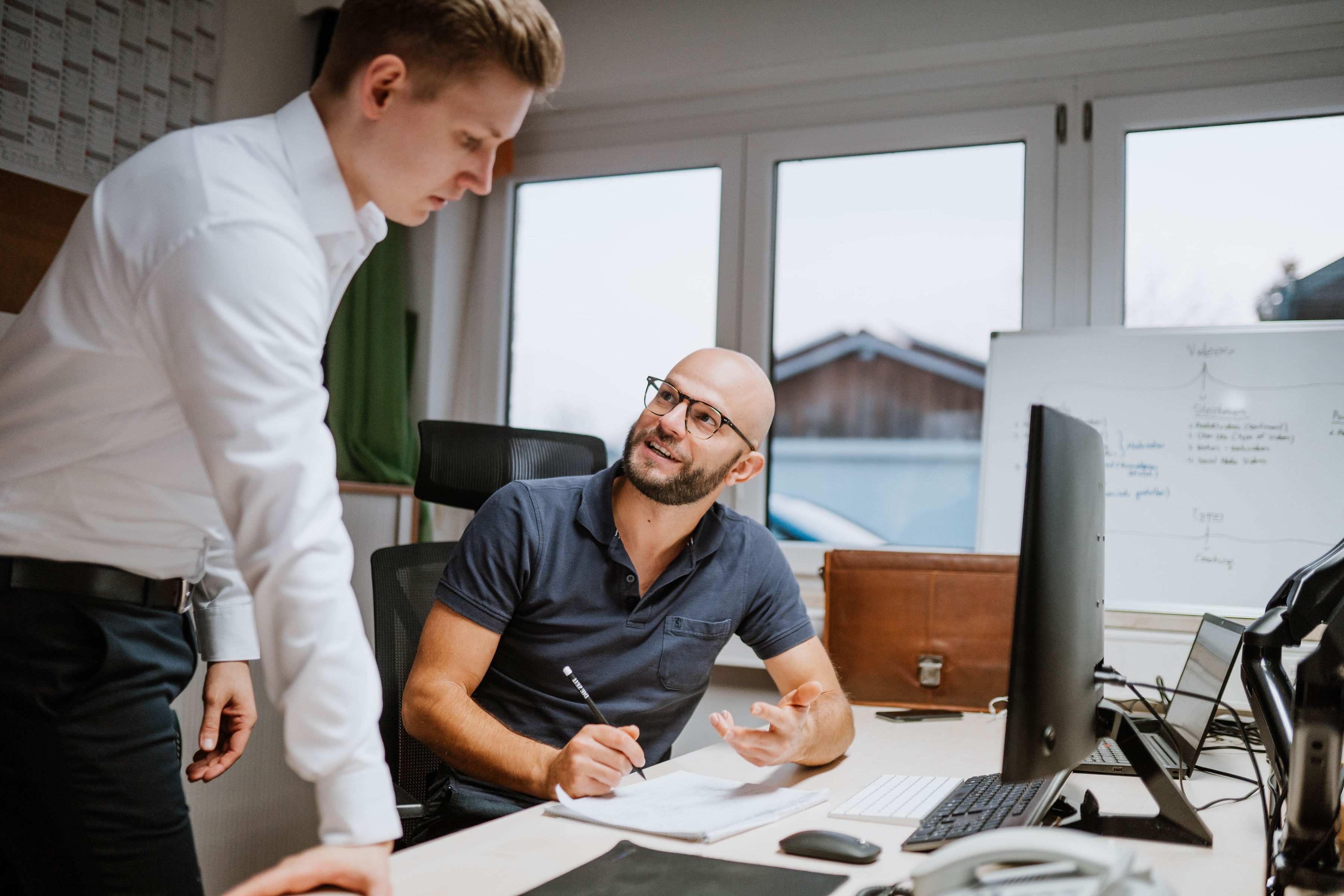 Oliver und Dominik arbeiten an Amazon-Strategien