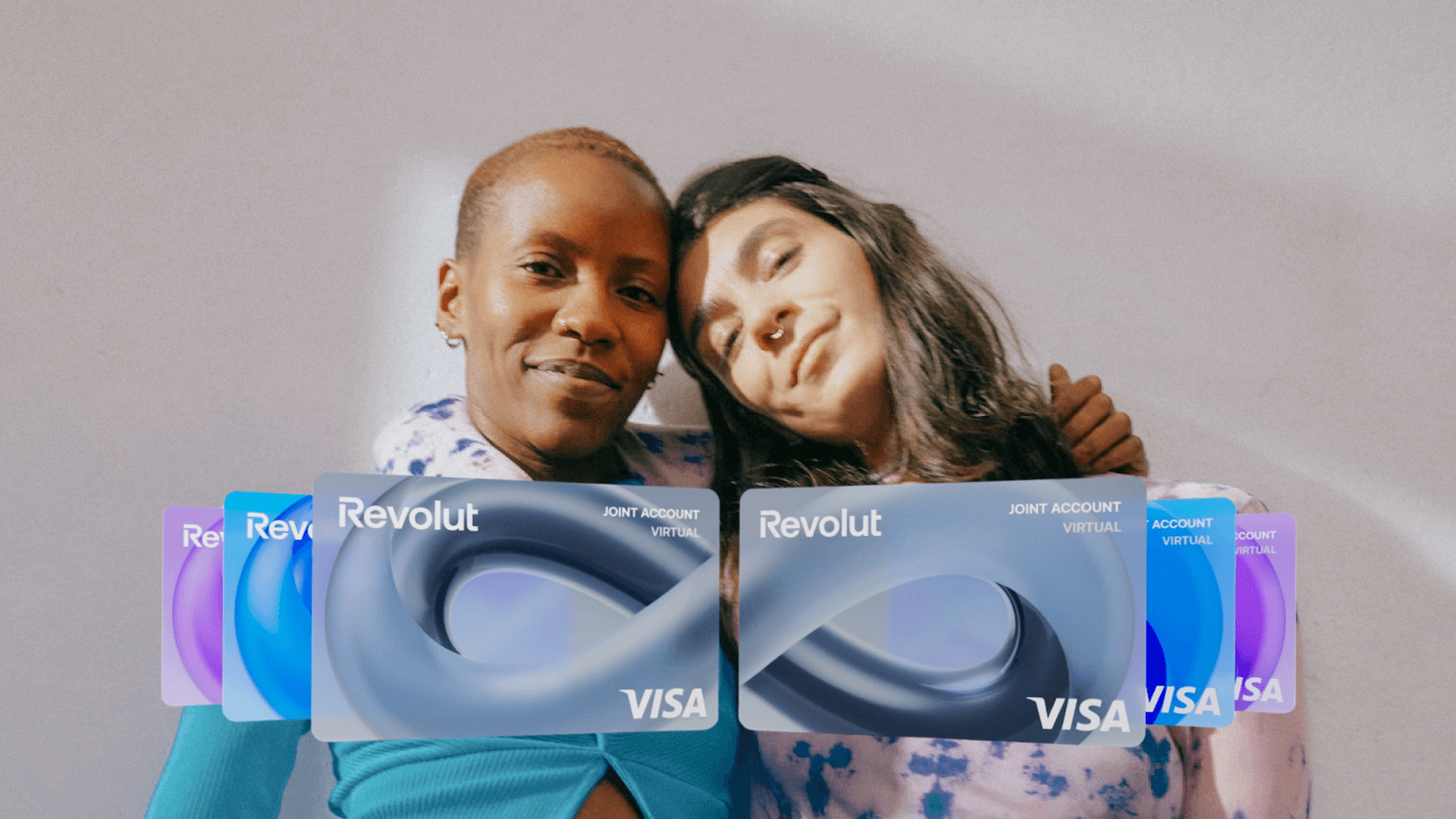 Coppia che confronta il conto cointestato Revolut con l'app Cino per dividere le spese