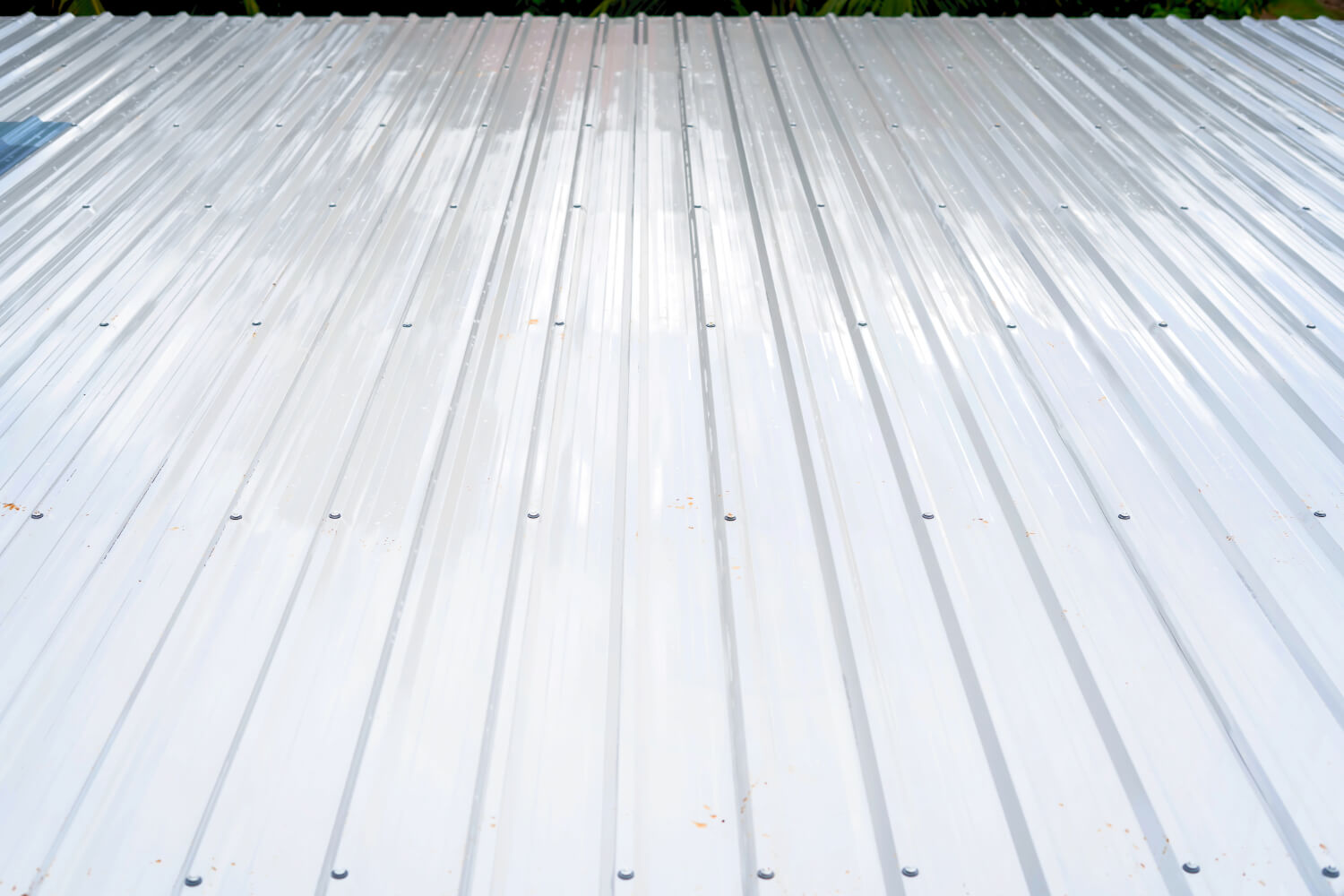Metal roof panel with vertical ridges