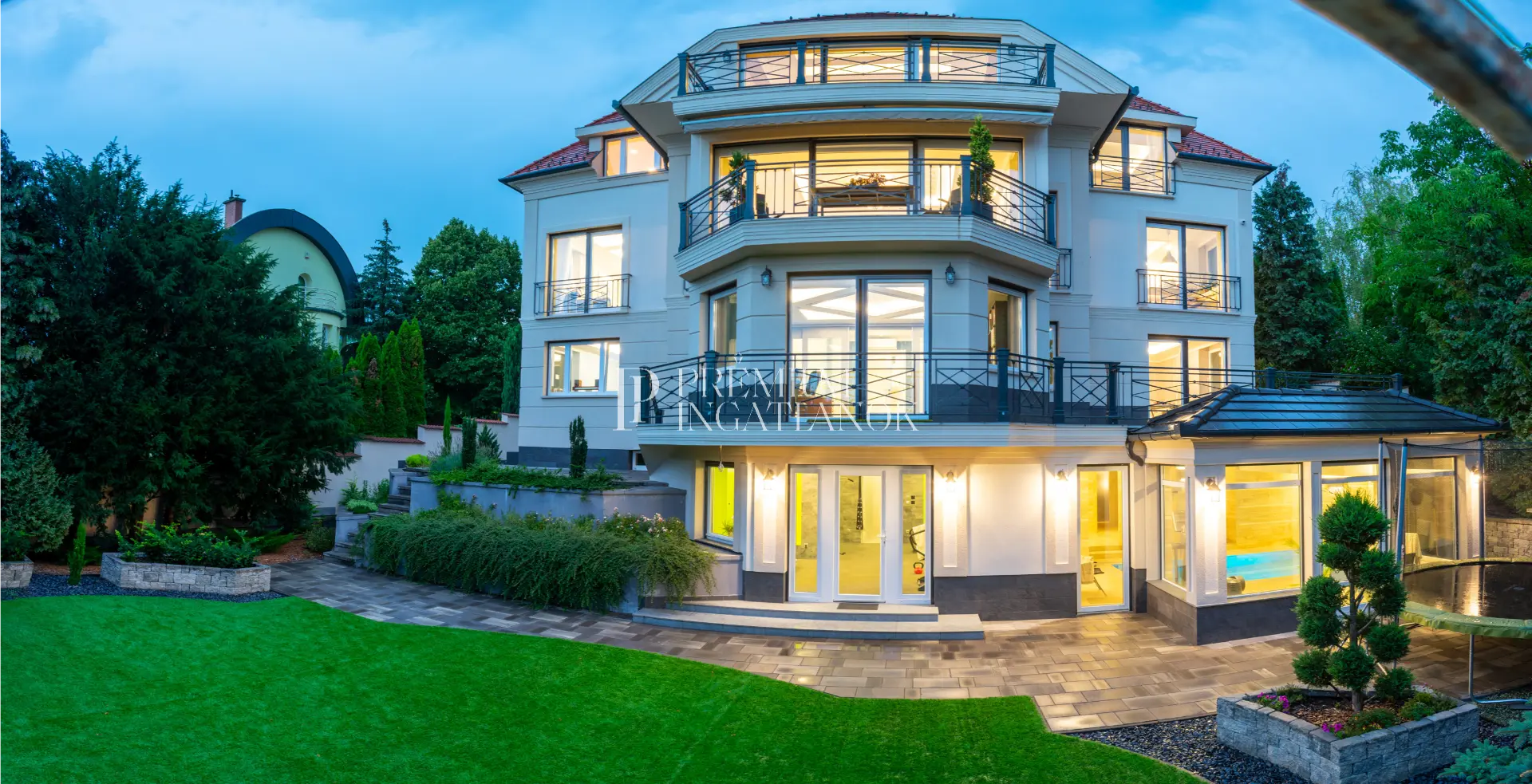Budapest 2. kerület - Örök panorámás prémium kategóriás villaház, 12 férőhelyes parkolóval