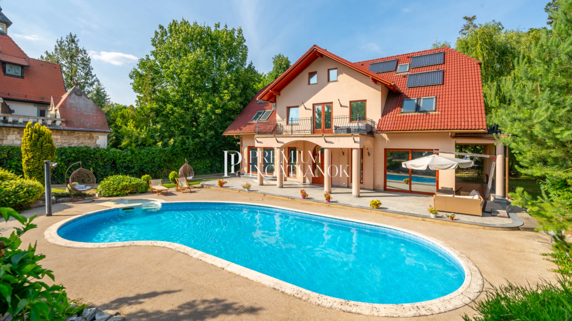2100 Gödöllő - Exkluzív luxusvilla saját tóval, medencével a természet ölelésében