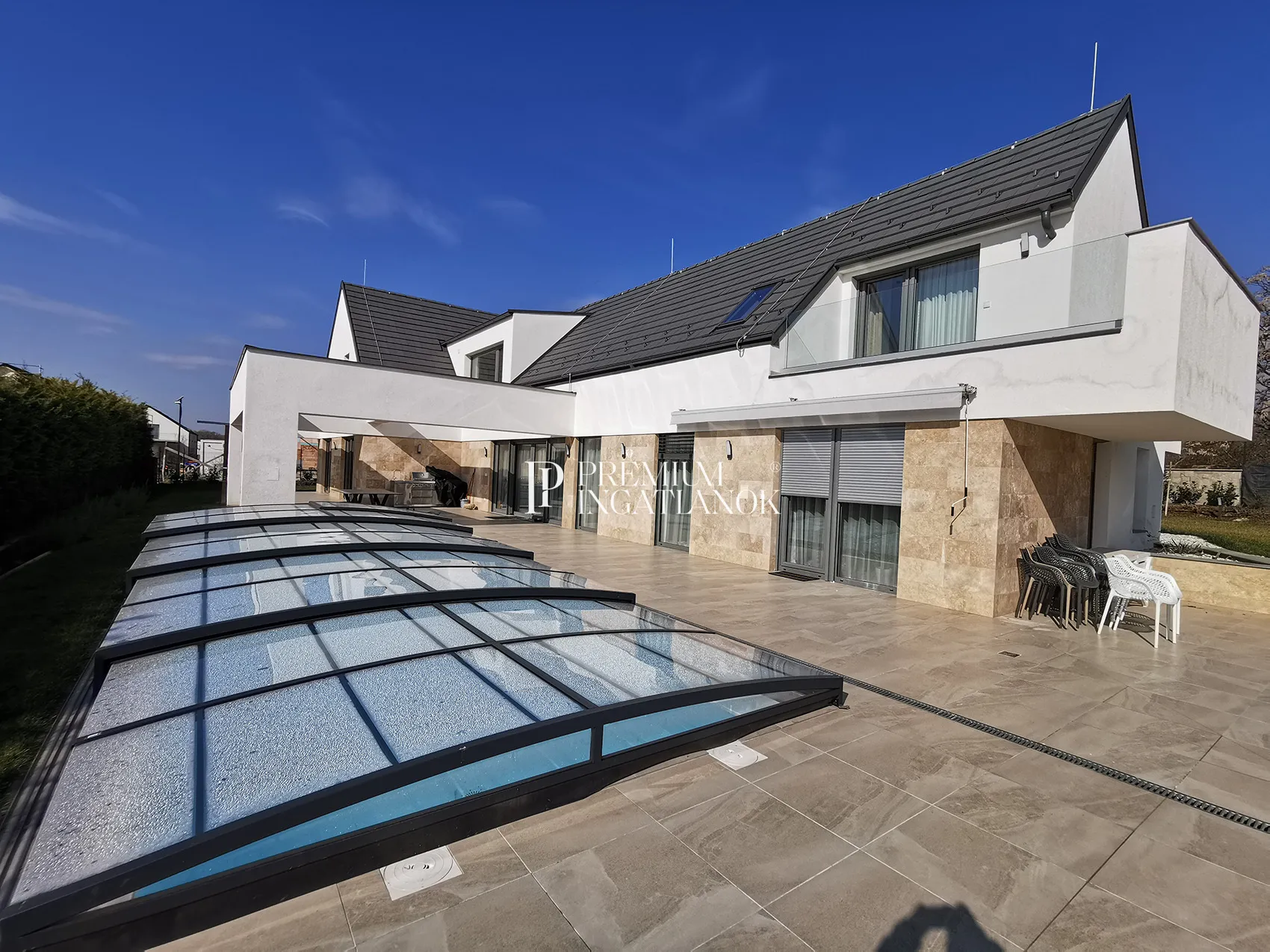 2481 Velence - Velencei tó partjához közel