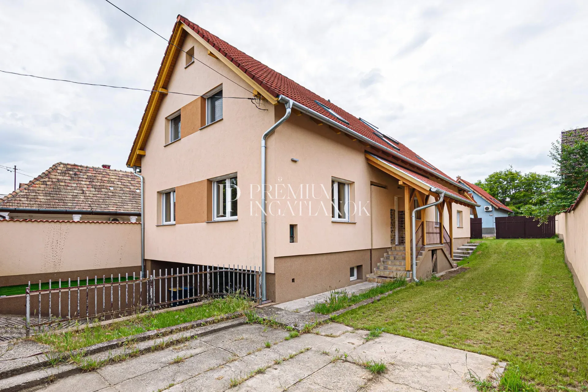 Budapest 17. kerület - Különleges, két épületből álló 3 szintes családi ház, két utcai bejárattal