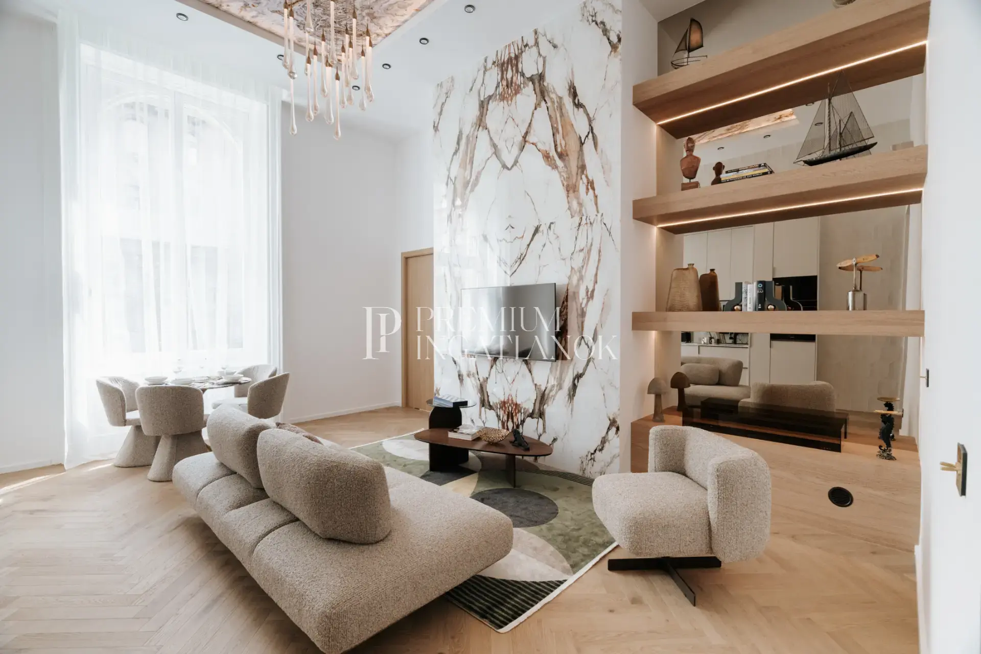 Budapest 5. kerület - a Parlament szomszédságában művészien felújított polgári lakás