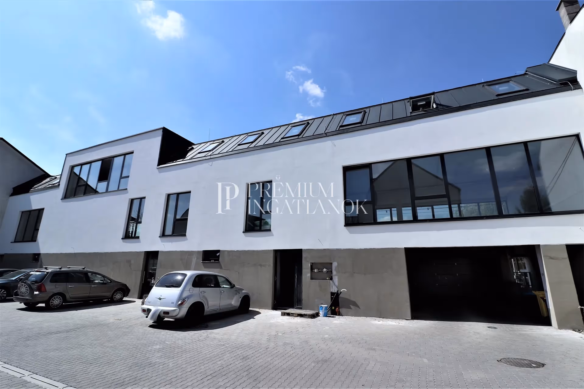 2040 Budaörs - Nagy utcai üvegportálos, intelligens épületautomatizálási rendszerrel ellátott új építésű ingatlan