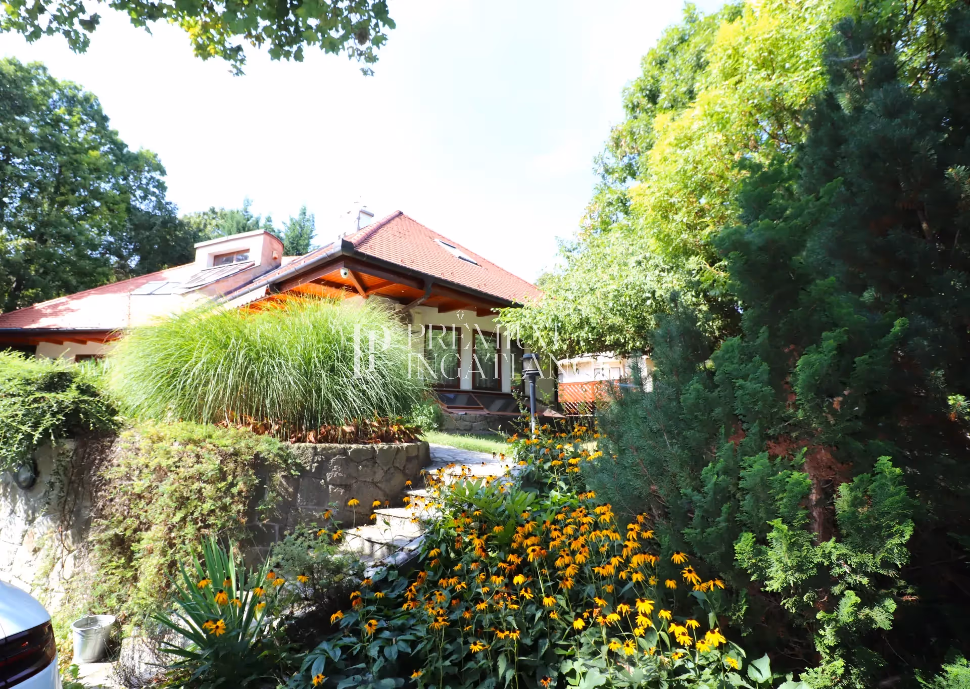 2016 Leányfalu - Impozáns villa egy lankás domboldalon