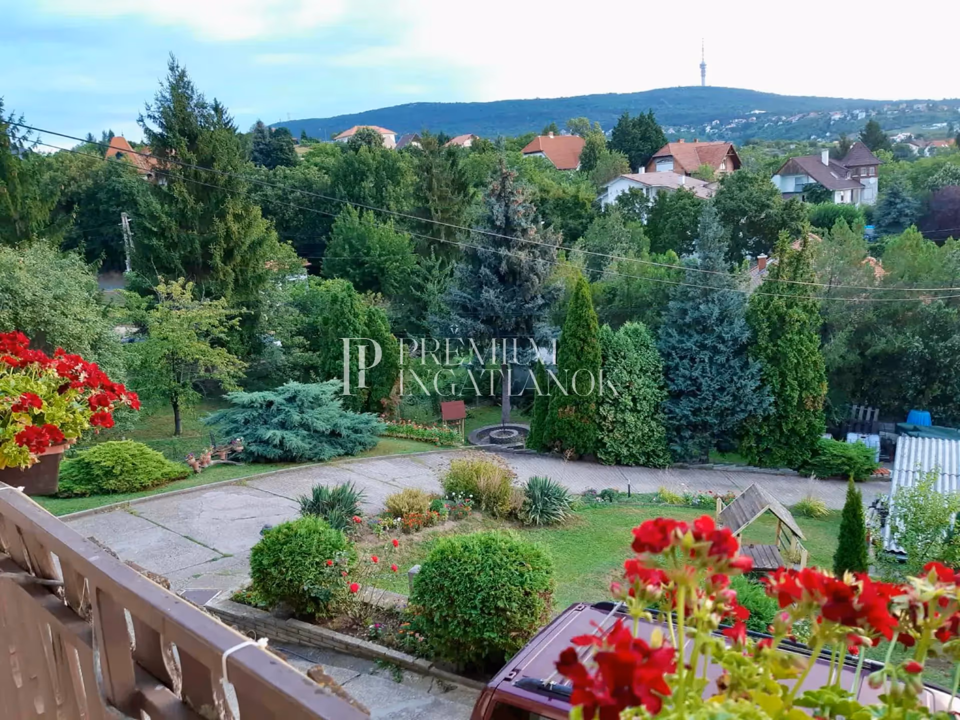 7635 Pécs - Panorámás, háromszintes családi ház óriási telekkel és építési lehetőséggel