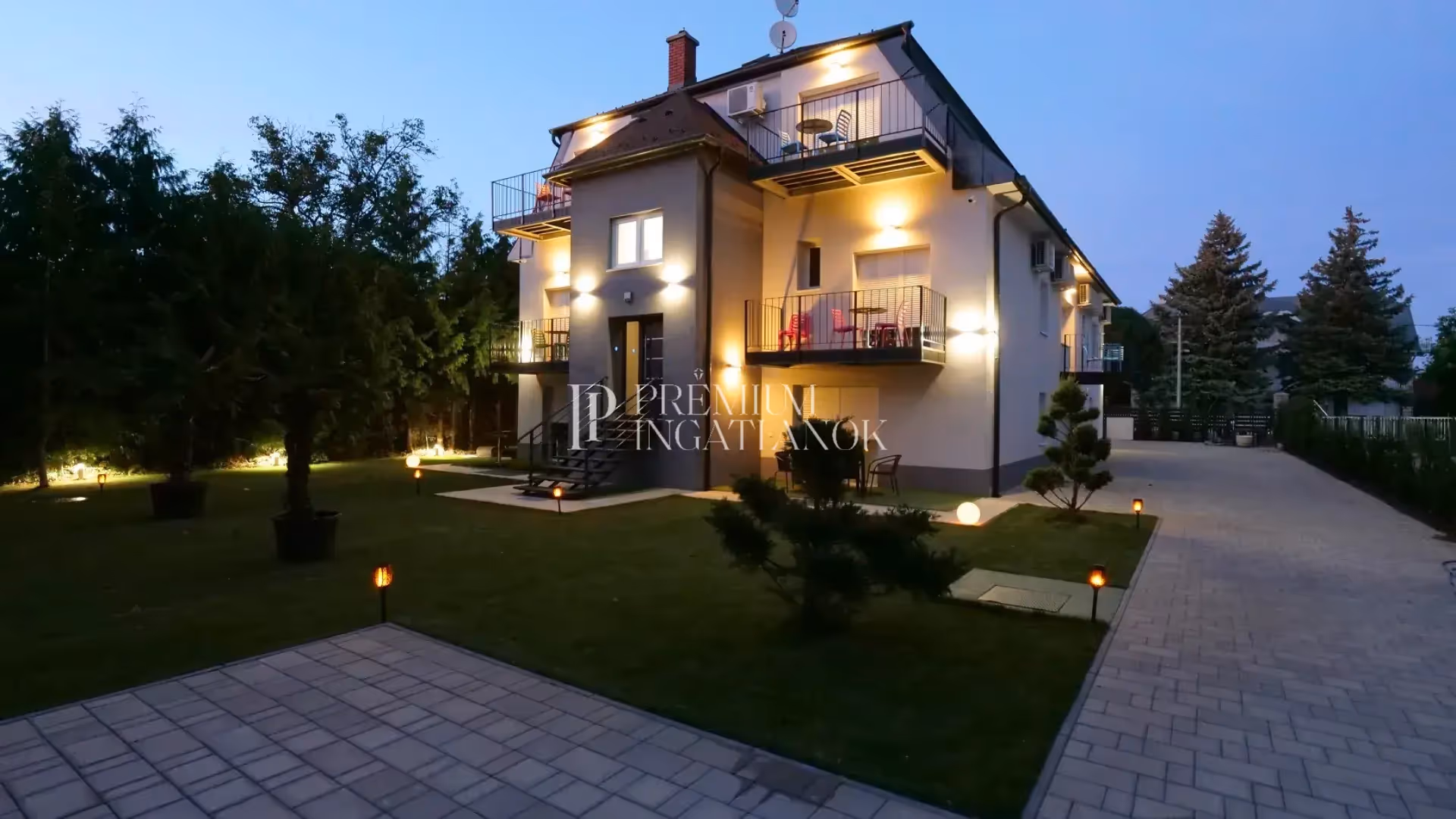 8230 Balatonfüred - 3 szintes, 2 lakásos, 17 szobás okos villa