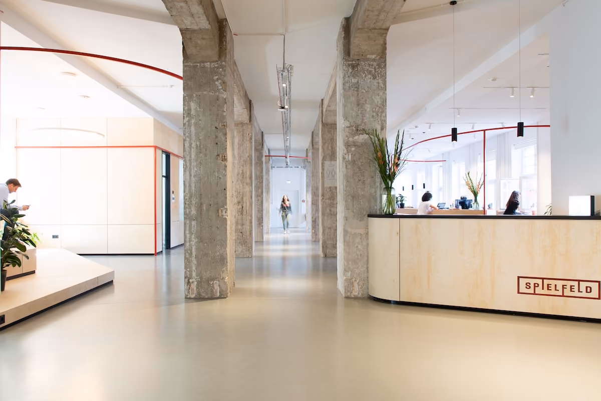 Erster Eindruck vom Spielfeld Digital Hub: Ein moderner Empfangsbereich und ein weitläufiger Eingangsbereich für Veranstaltungen und Coworking.
