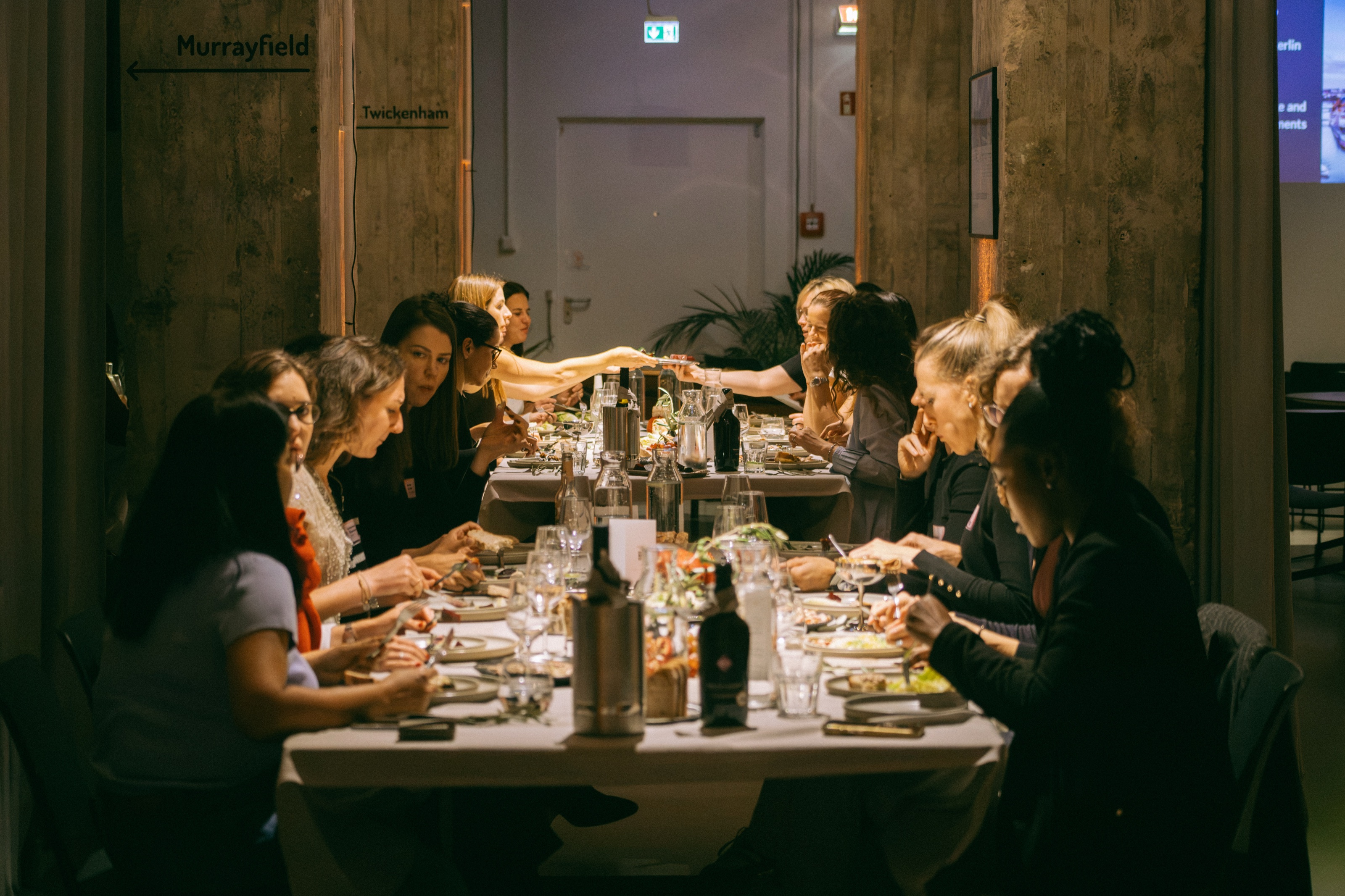 Guests at the Fintech Ladies Berlin x Visa dinner at Spielfeld
