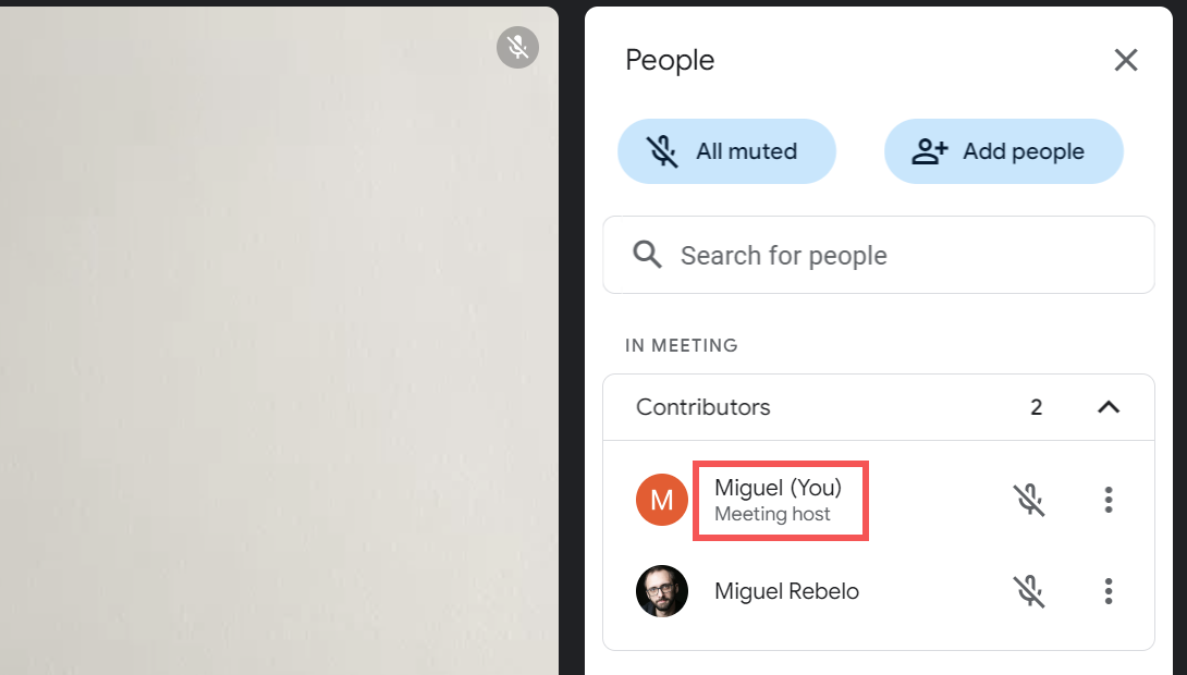 An image of the People tab showing the participants list, highlighting which participants are a Meeting host.