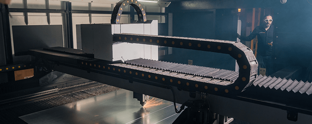 laser cutting machine working