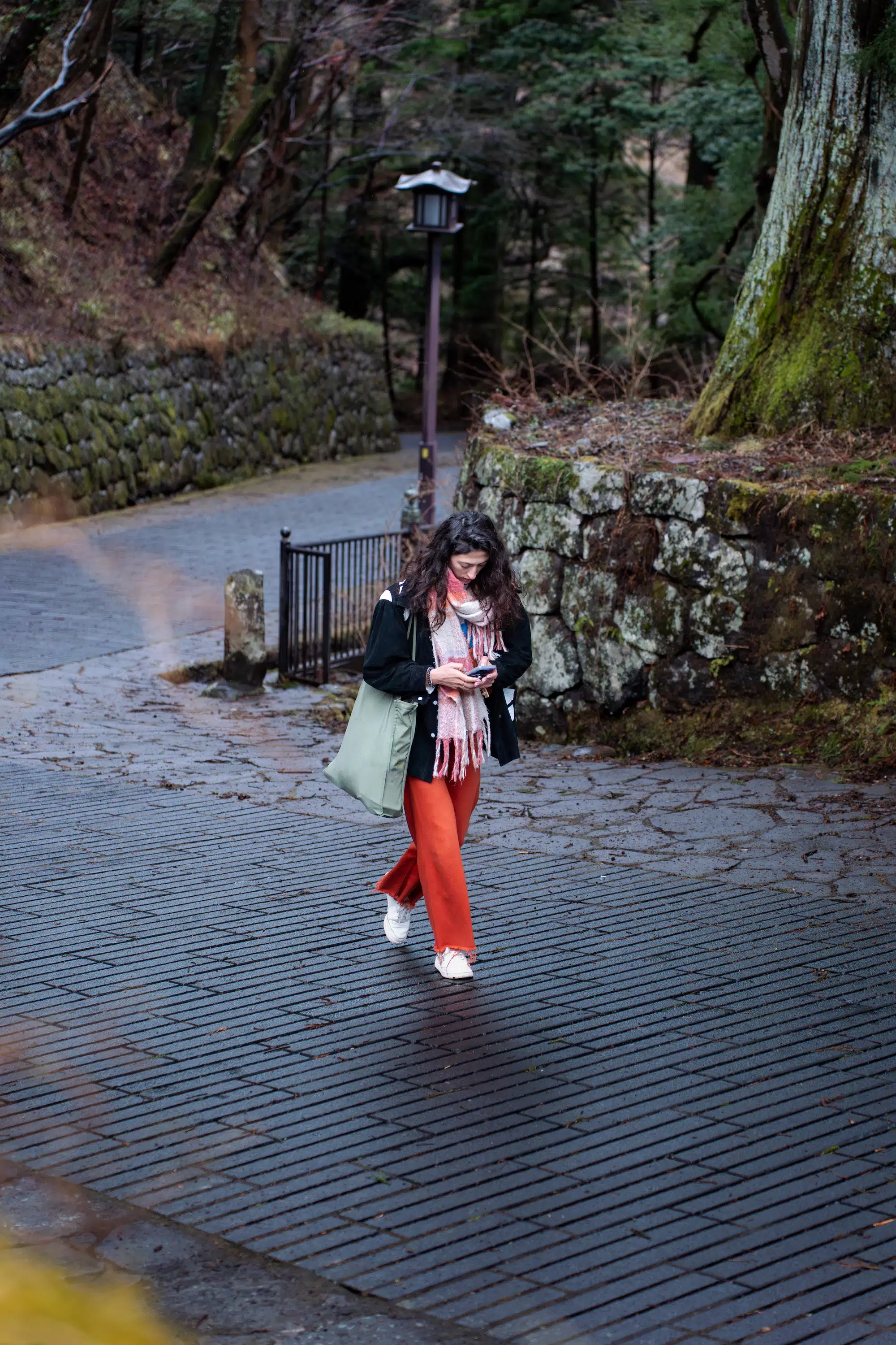 Léa sur son téléphone 