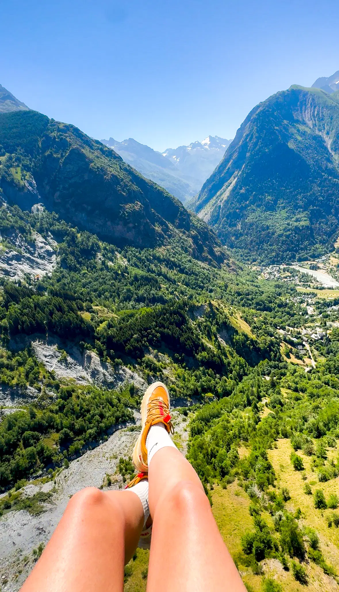 Vue depuis le parapente au-dessus du village de Venosc