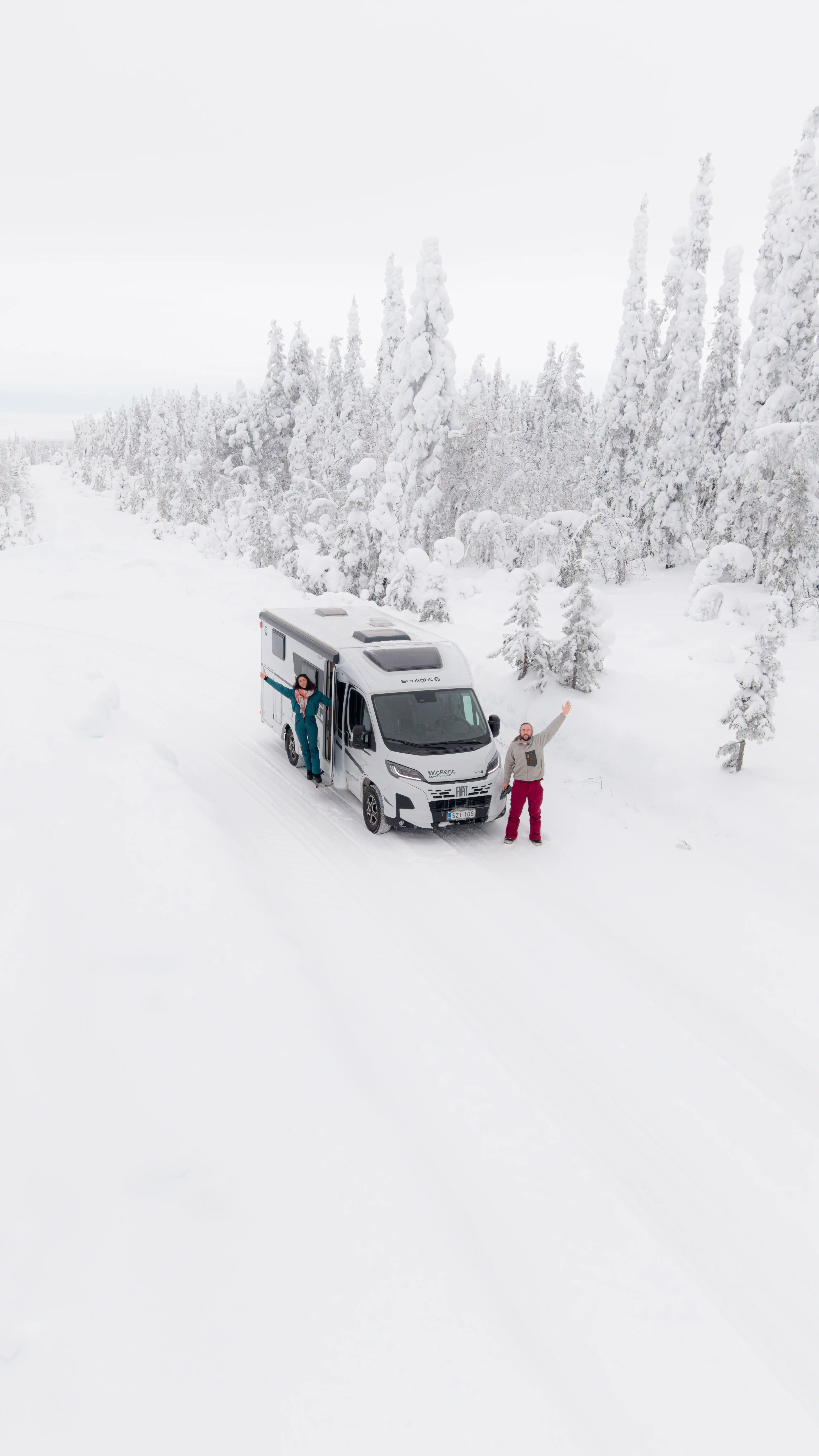 Camping-car sur la neige en Laponie
