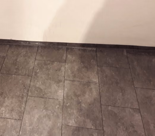 Fußbodenbeschichtung Detail vom Maler in Berlin