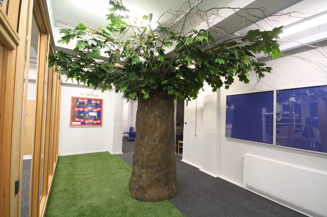 Display featuring Synthetic Trees Pillars 02