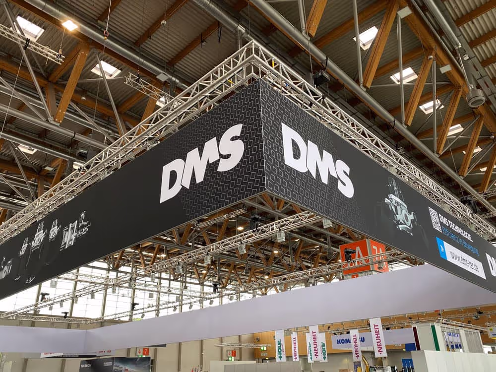 Ceiling suspension — maximum long-range effect for your exhibition stand