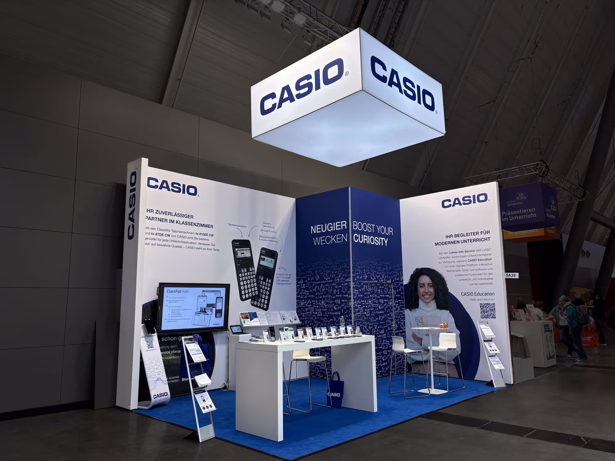 Standausstattung & Medientechnik – Möbel, Theken, Küche, Displays und Strom für Ihren Messestand