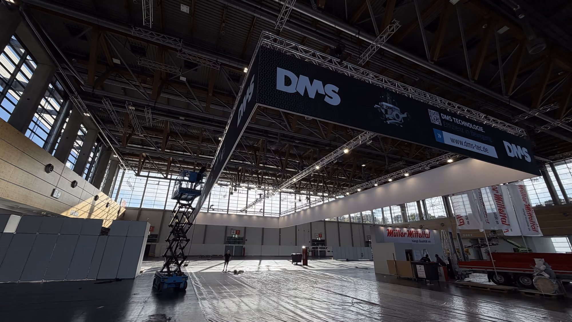 Traversen-Rigging mit Beleuchtung und Bannern für DMS auf der GaLaBau 2026 in Nürnberg, Ansicht 3
