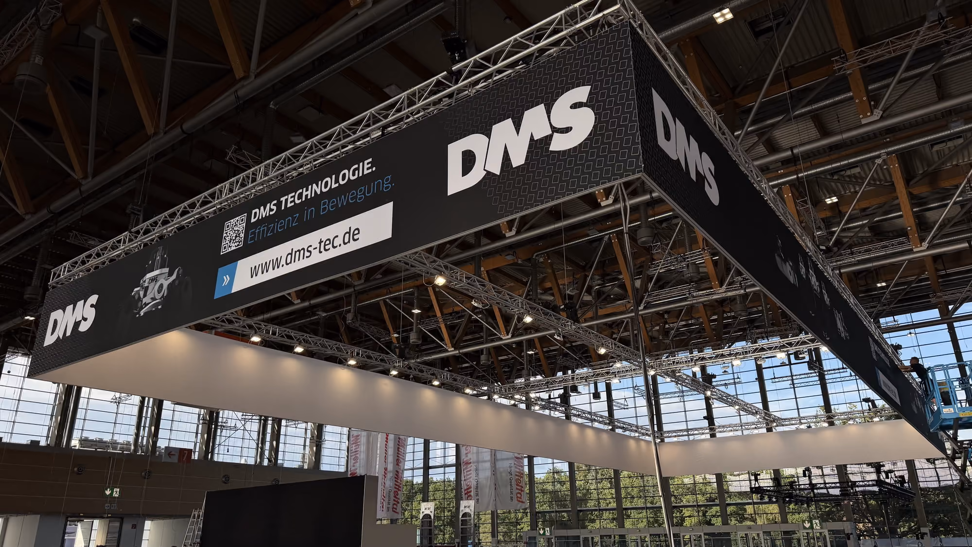 Traversen-Rigging mit Beleuchtung und Bannern für DMS auf der GaLaBau 2026 in Nürnberg