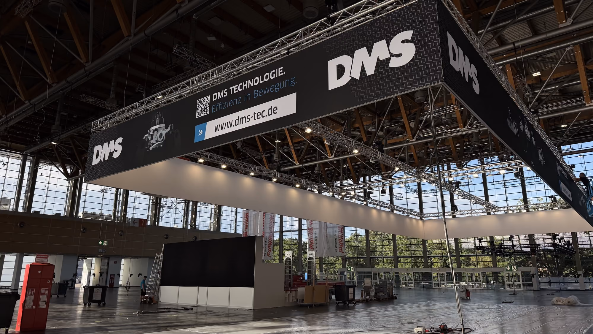 Traversen-Rigging mit Beleuchtung und Bannern für DMS auf der GaLaBau 2026 in Nürnberg, Ansicht 2