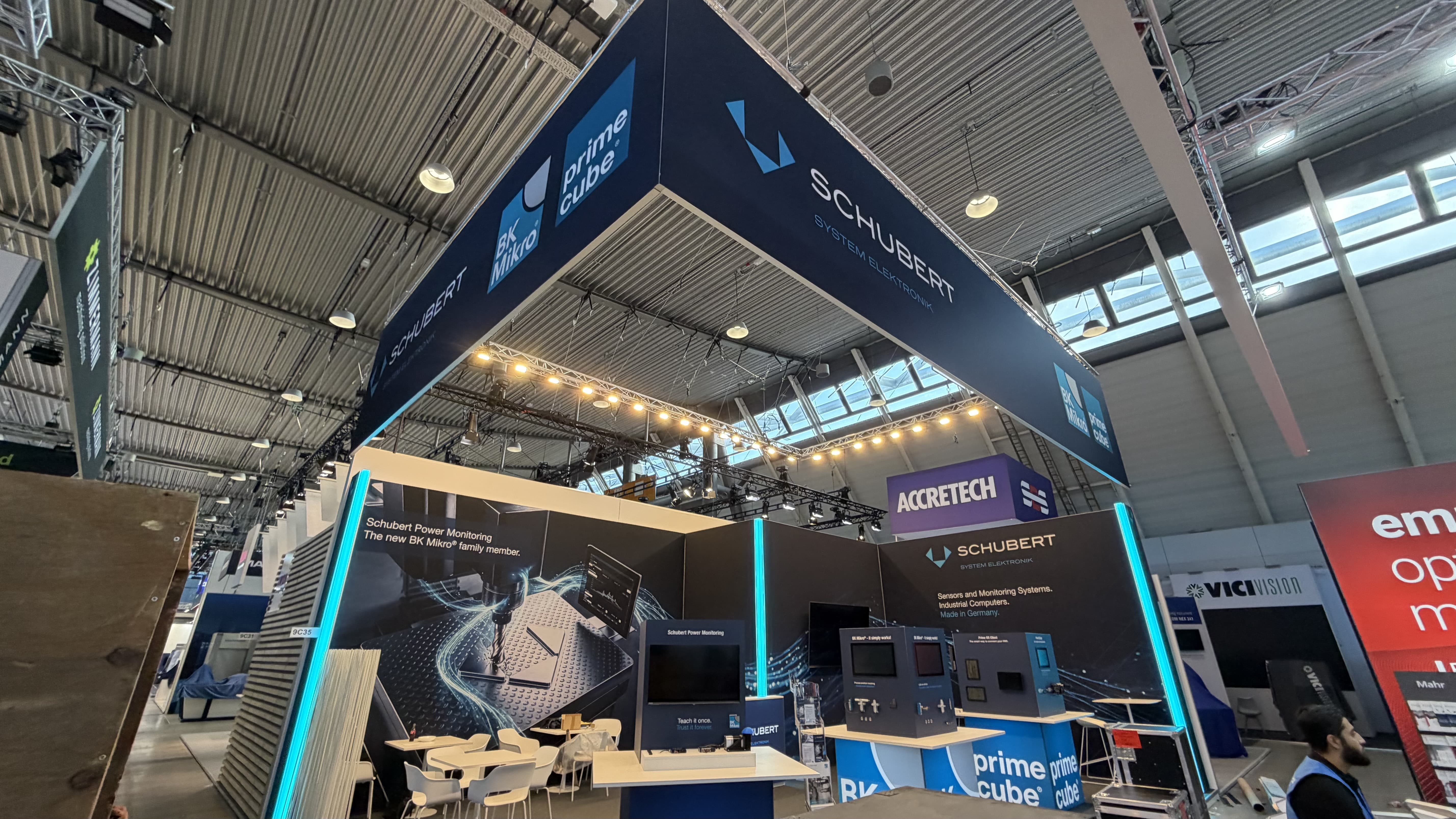 Messestand von Schubert System Elektronik auf der AMB 2026 in Stuttgart, Ansicht 2