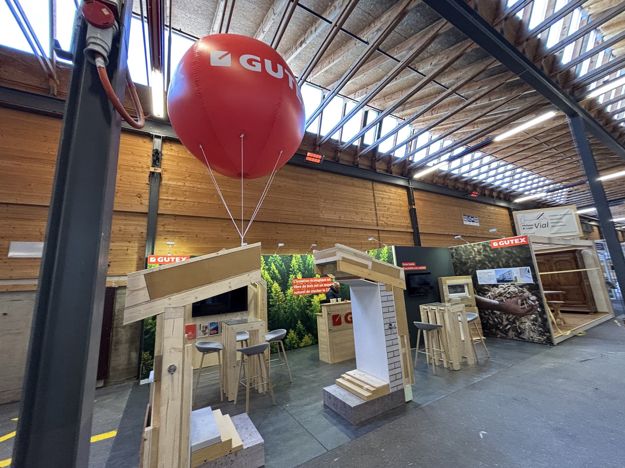 Messestand von GUTEX auf dem Salon Bois 2024 in Bulle