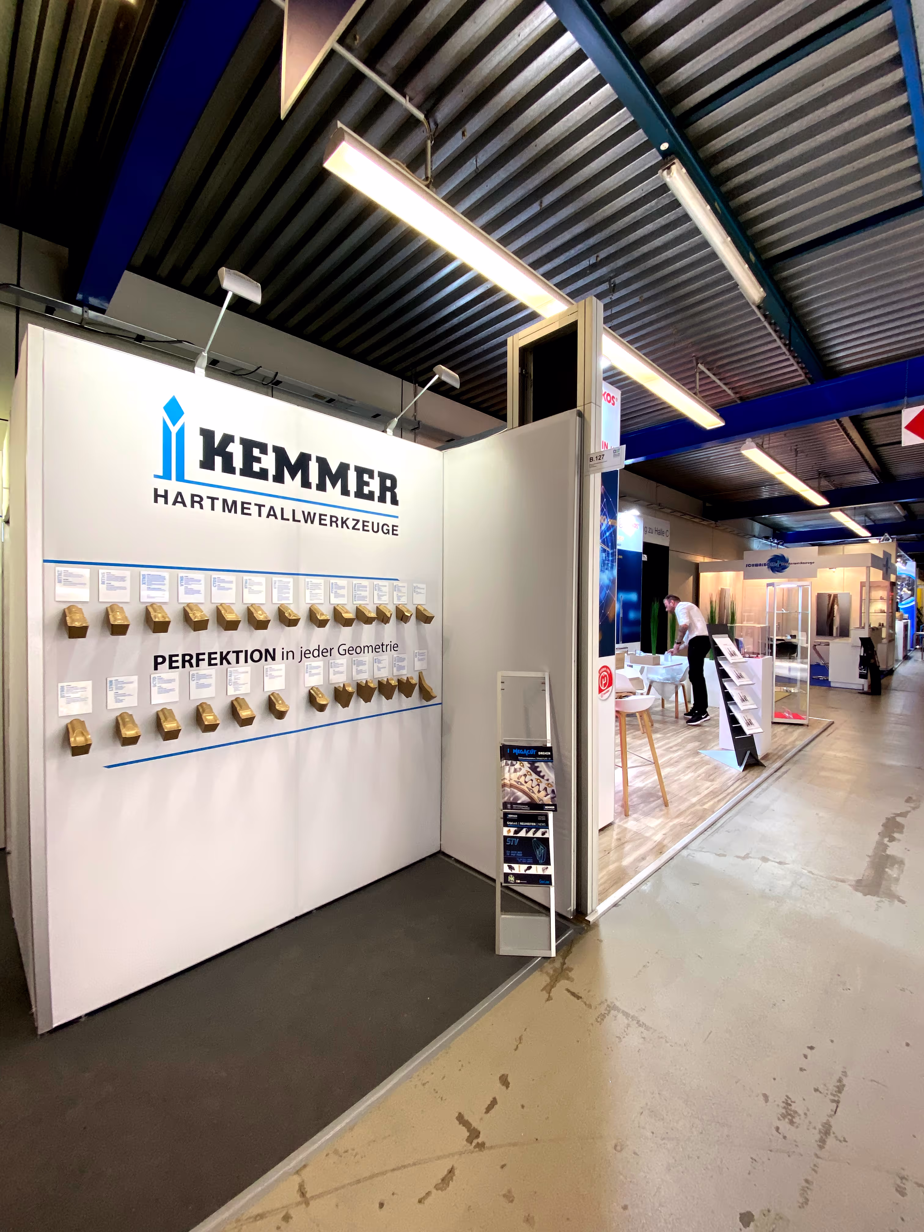 Messestand von Kemmer Hartmetallwerkzeuge auf den DST Dreh- und Spantagen Südwest 2023 in Villingen-Schwenningen, Ansicht 3