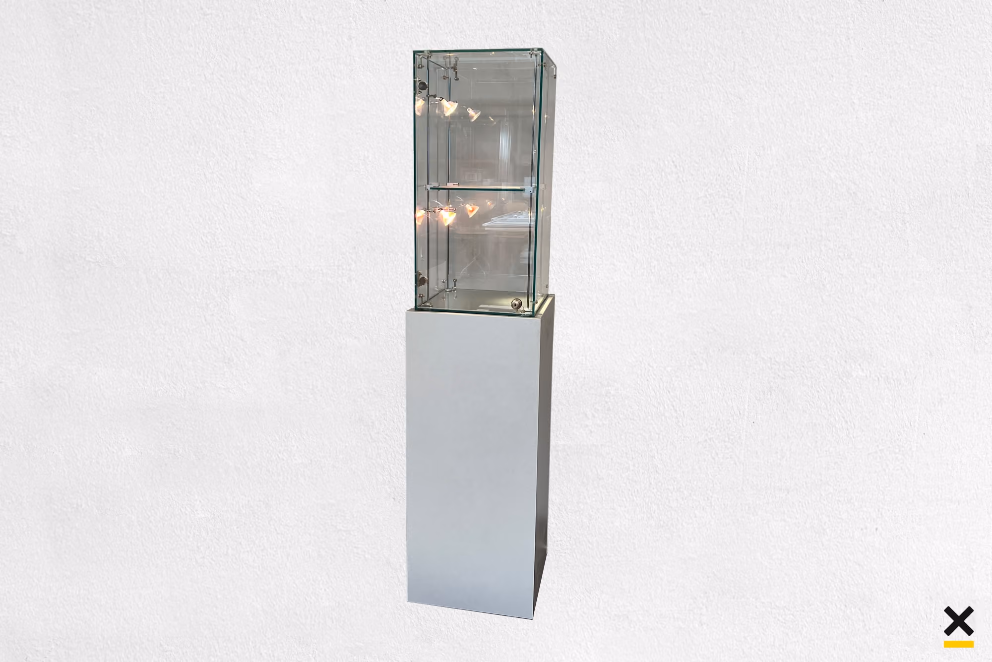 Glasvitrine mit Holzsockel zur Miete