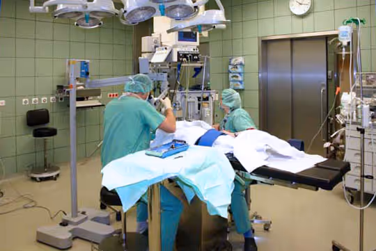 Dr. med. Thomas Meier-Lenschow bei einer Operation im Krankenhaus Freising