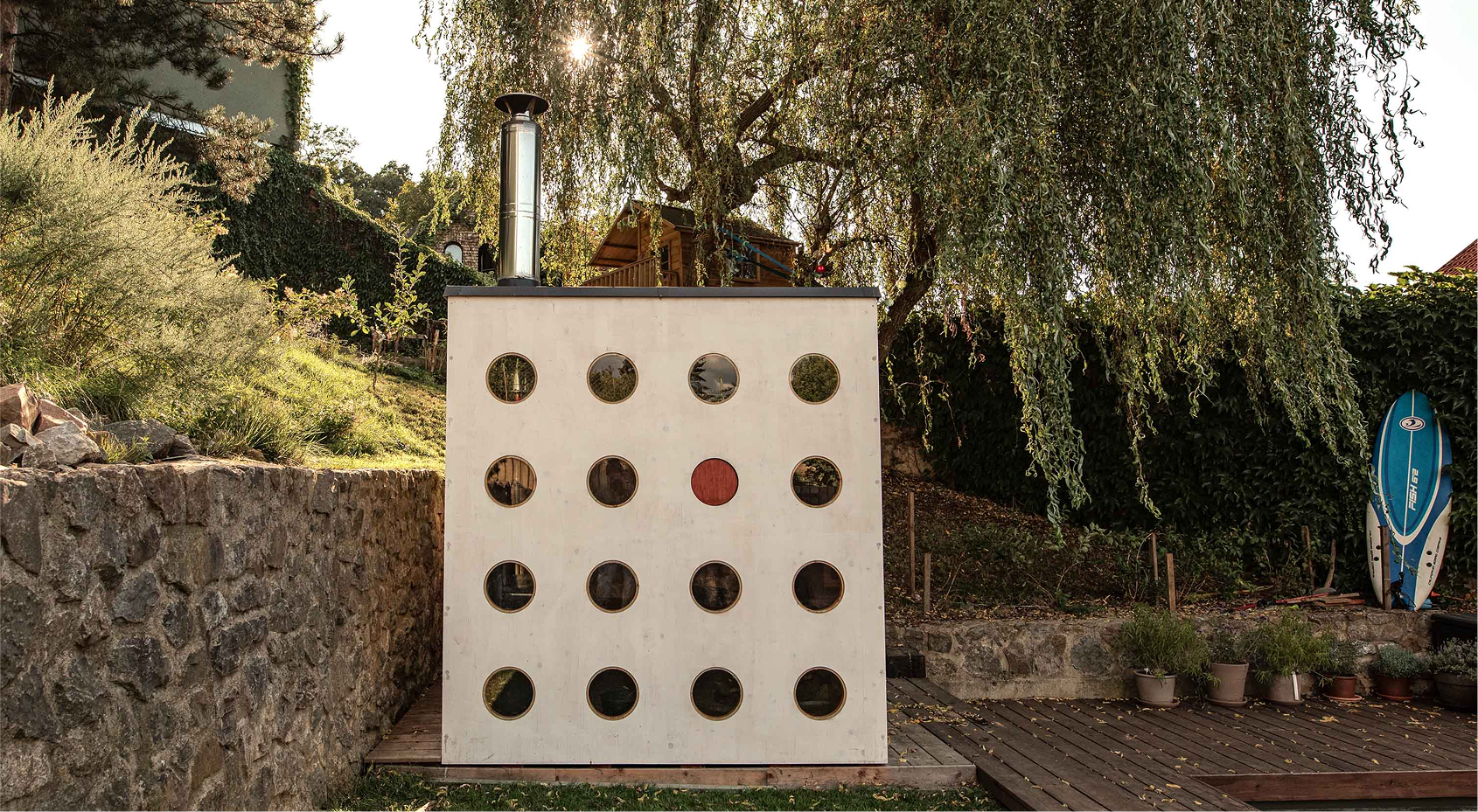 What a Hut, wah, interiér dřevěné chaty hutka, spaní pro 2 až 4 osoby a kout ke čtení.