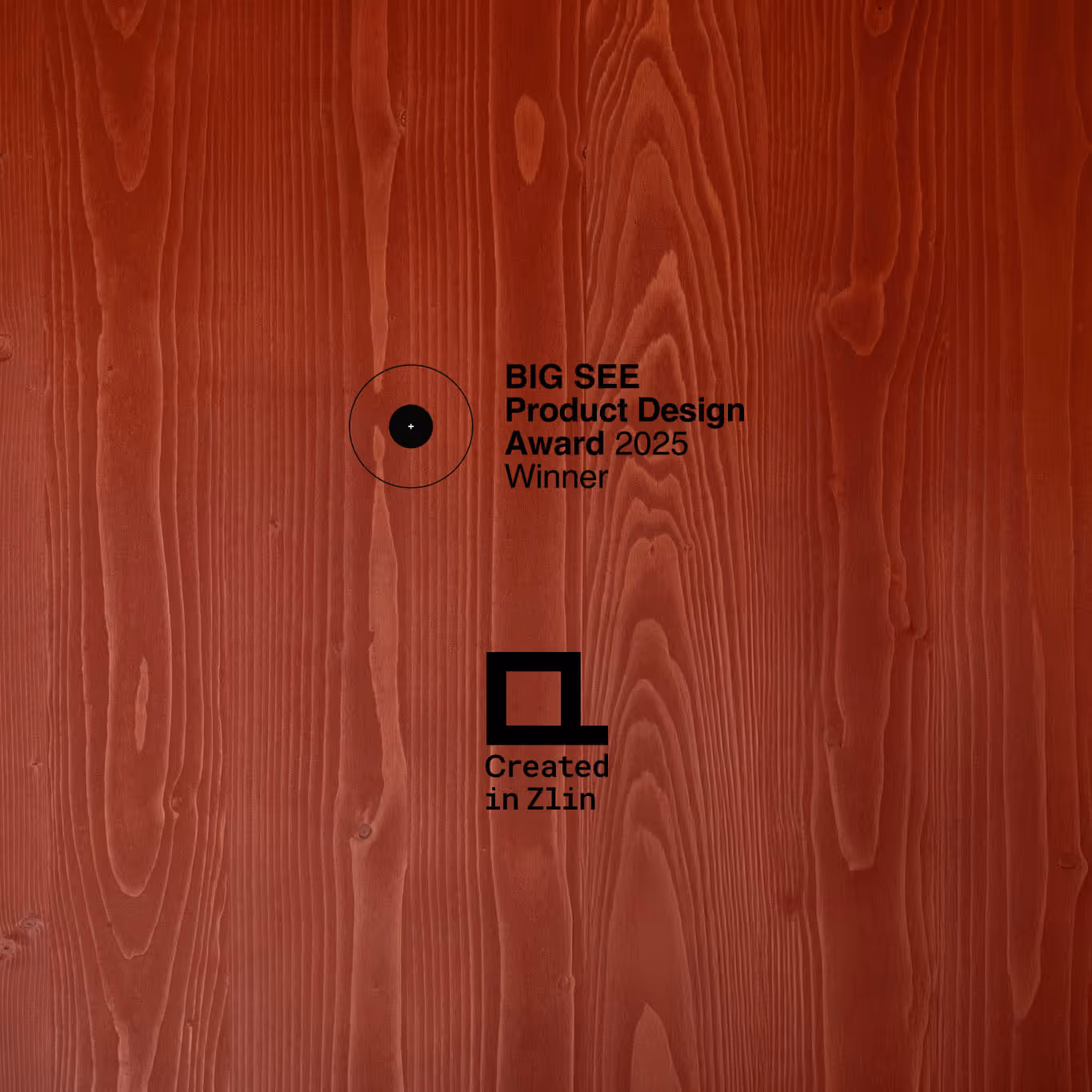 Logo ocenění BIG SEE Product Design Award 2025 Winner a Created in Zlín na červeném dřevěném pozadí. 