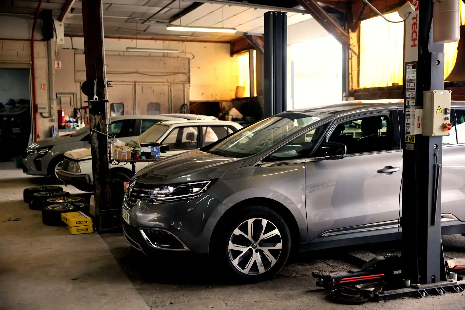 voiture garée dans un atelier de réparation, avec ses vitres propres