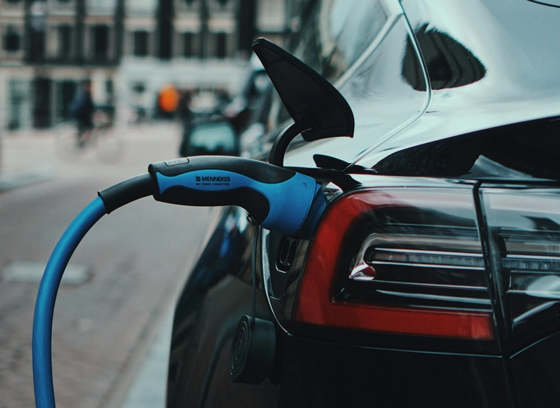 câble de recharge branché sur une voiture électrique