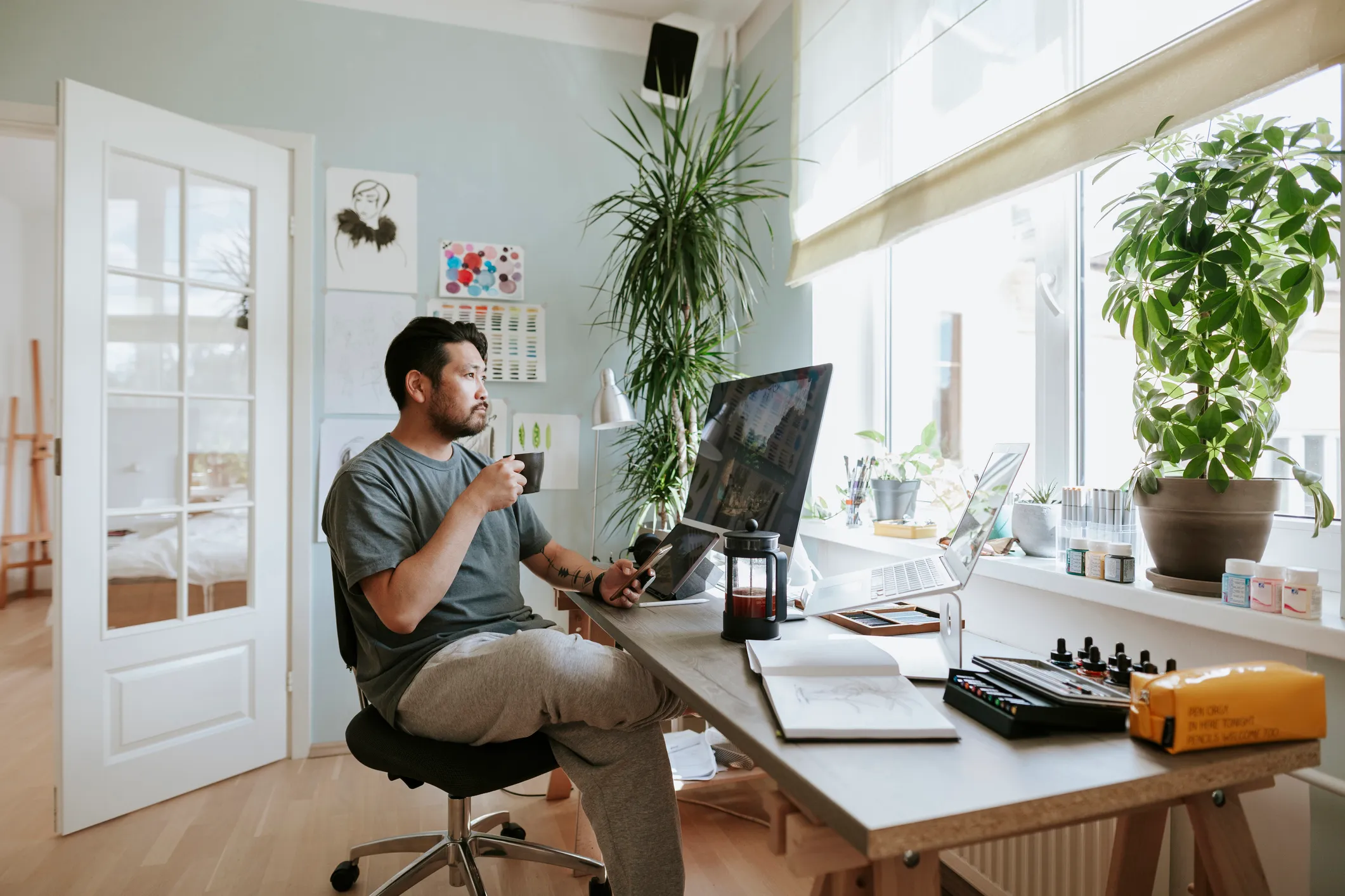 Man stares past his screen waiting for motivation to strike. With Kudos, he would feel more connected to his remote team.