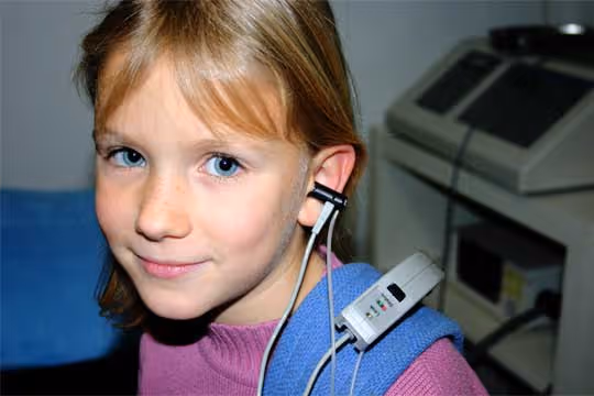 junges Mädchen, ca. 10 Jahre alt, beim OAE Ableitung, Hörtest