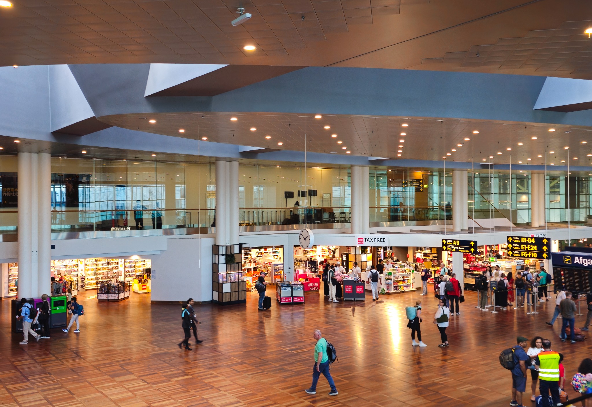 Butikker og rejsende i en lufthavnsterminal