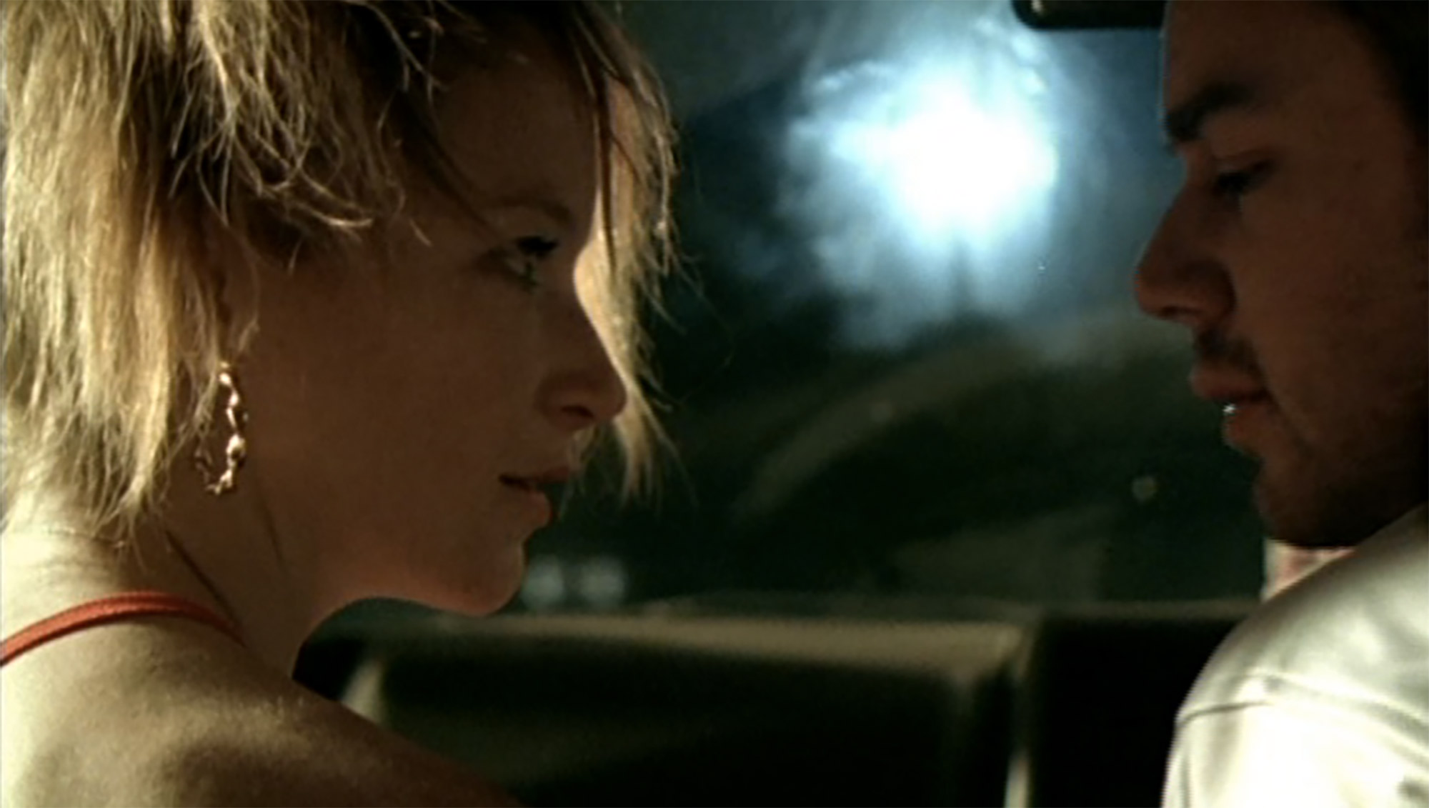 Wasp (2003) Andrea Arnold — Natalie Press as Zoe with her children outside a Dartford pub