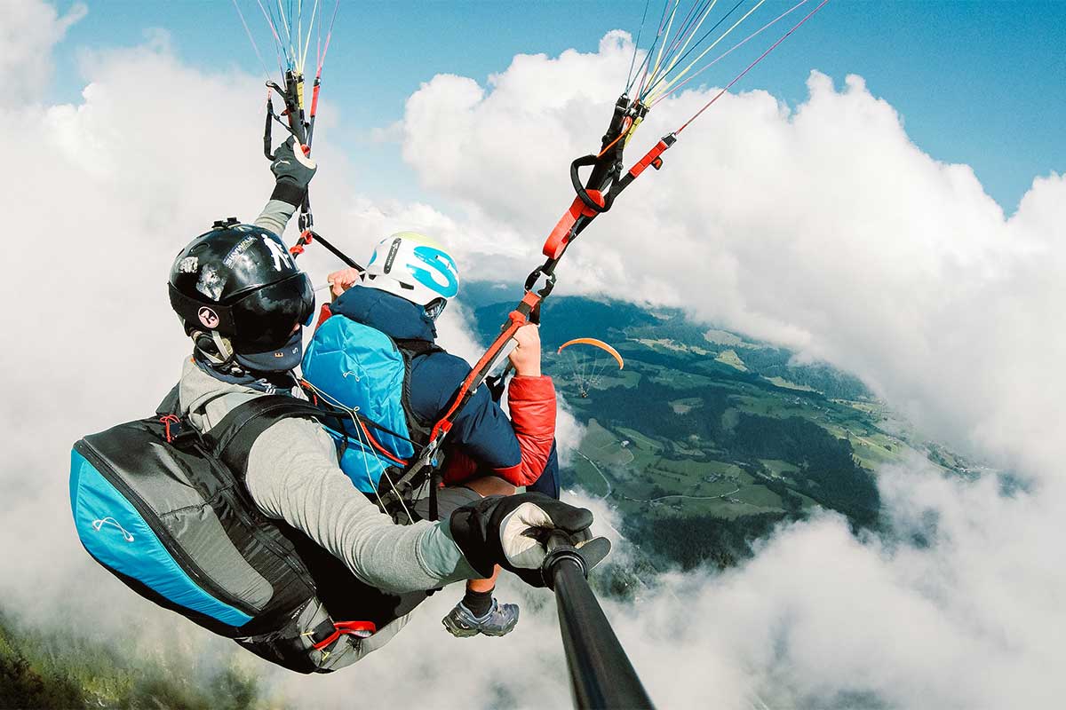 Gleitschirmfliegen über den Wolken