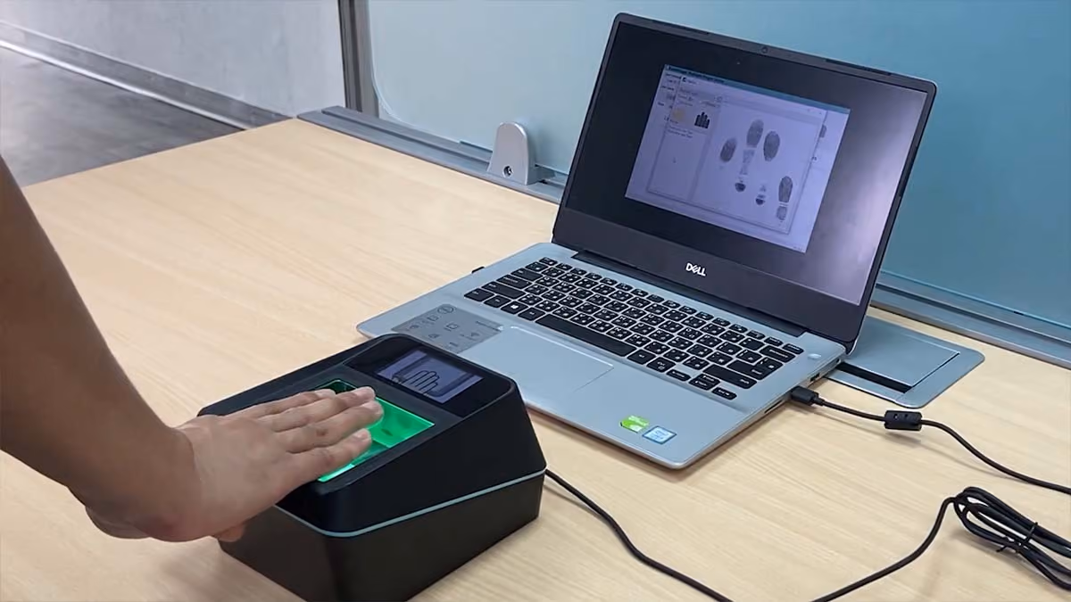 The Aratek A900 live scan (tenprint) fingerprinting device is capturing the slap fingerprint image 