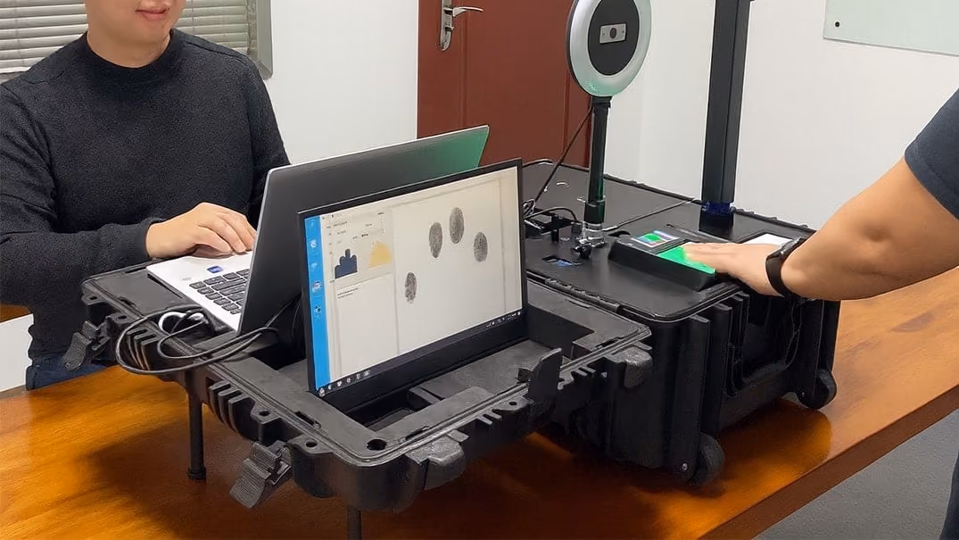Dual-Screen Setup for Seamless Registration