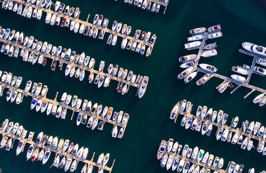 Motorboat or sailboat: pros and cons