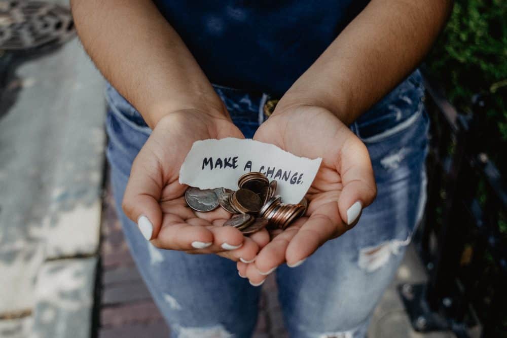 Mains avec de l'argent - Photo par Katt Yukawa sur Unsplash