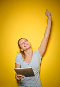 Une femme qui applaudit - Une femme qui applaudit Crédit : Pexels Andrea Piacquadio