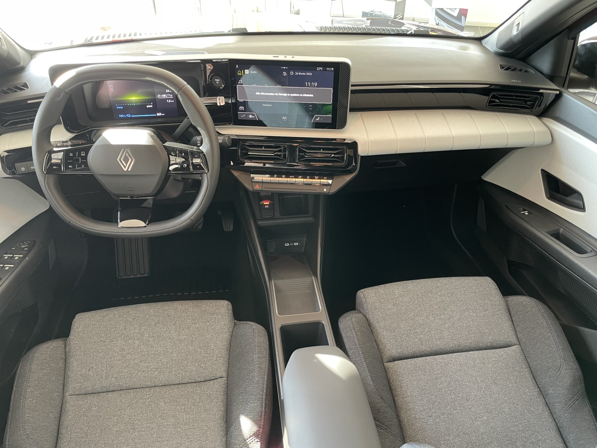 Nouvelle R4 en garage Renault tableau de bord intérieur