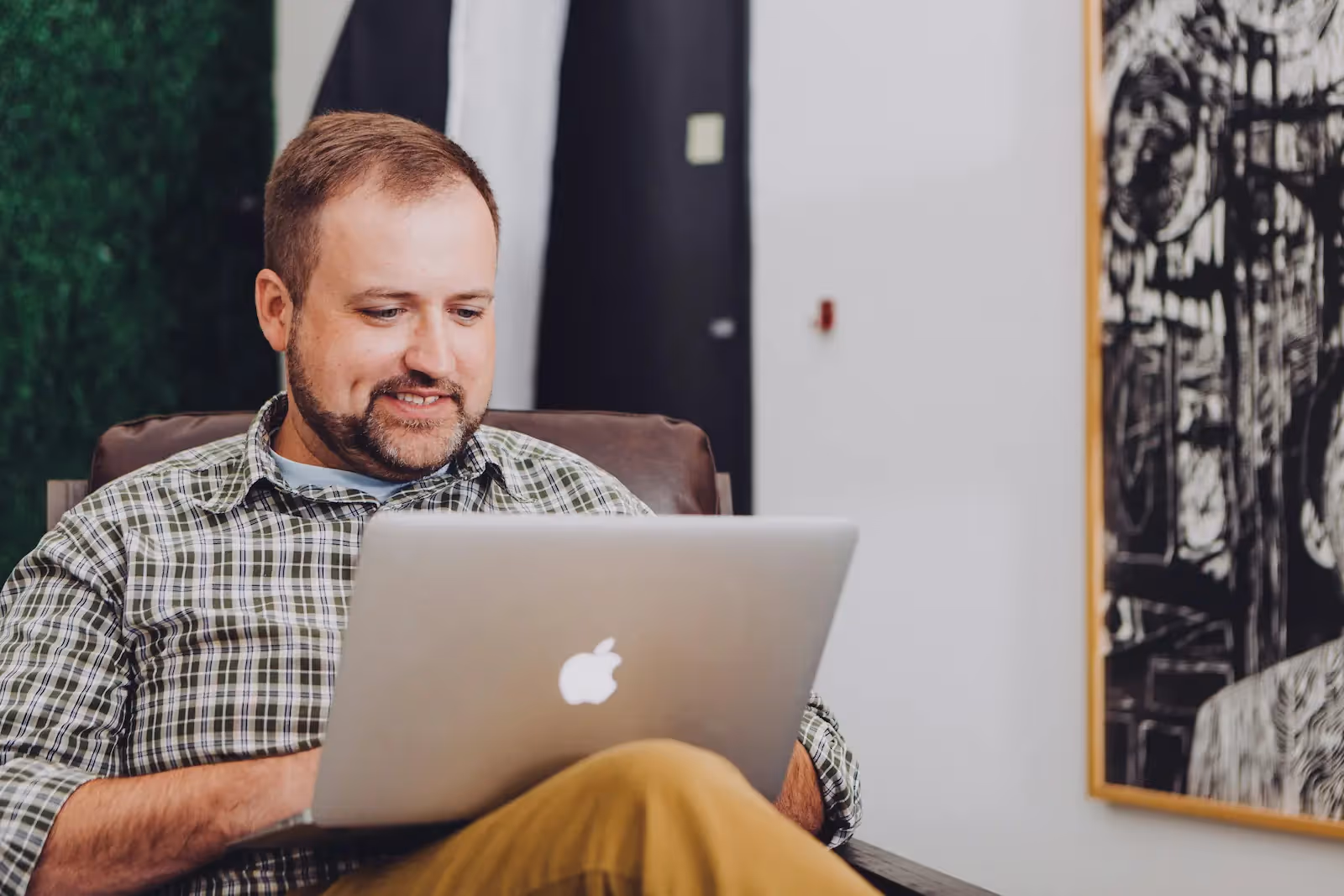 Man on laptop deciding between CardPointers or Kudos