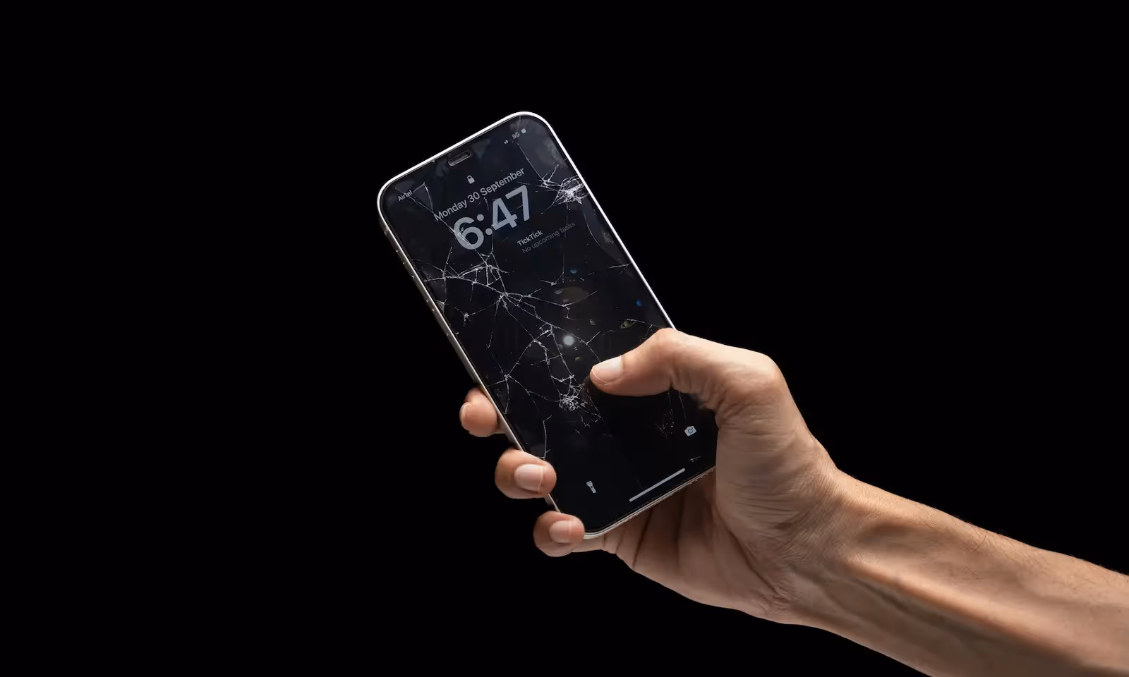 Person holding a broken cellphone