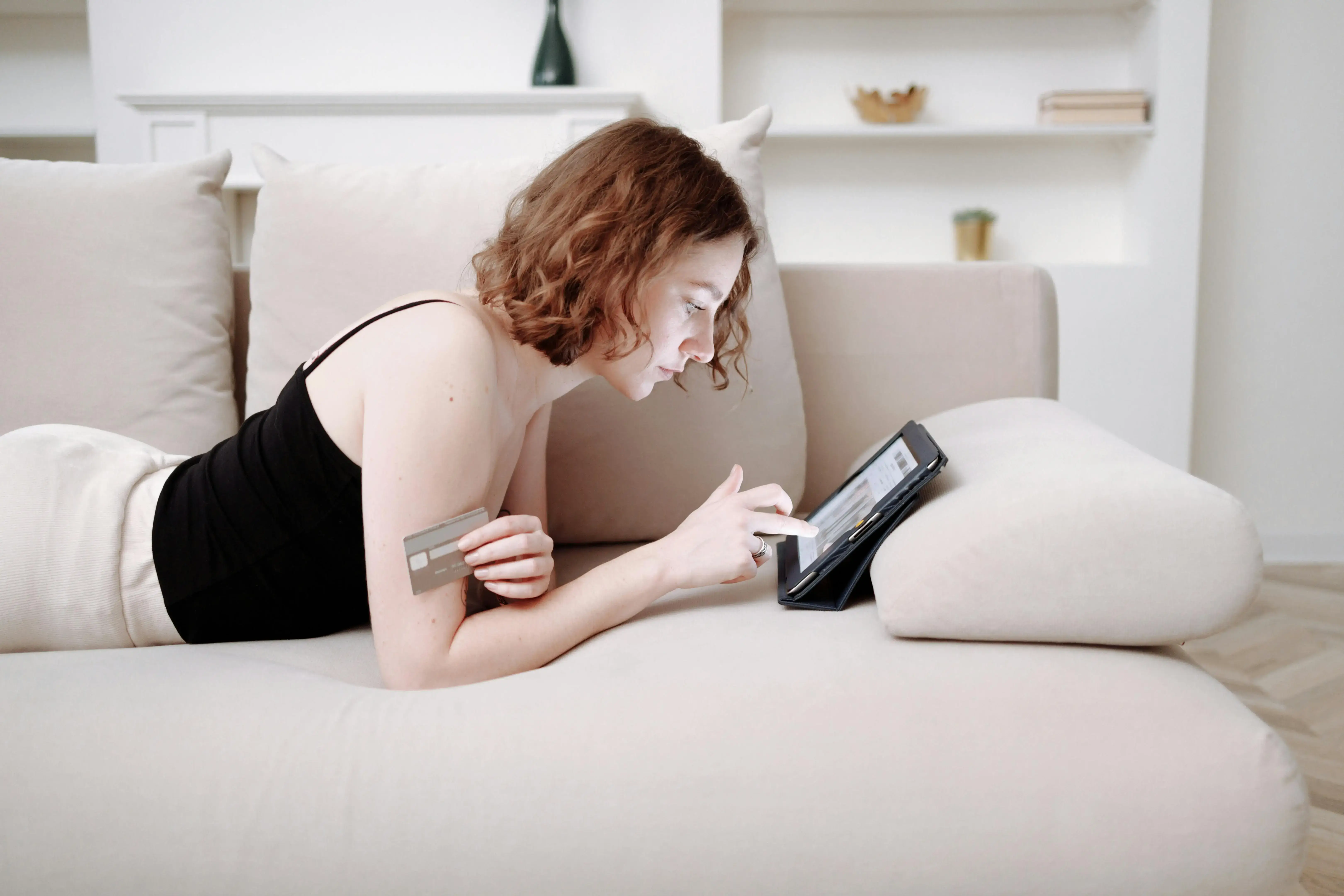 Person holding a credit card