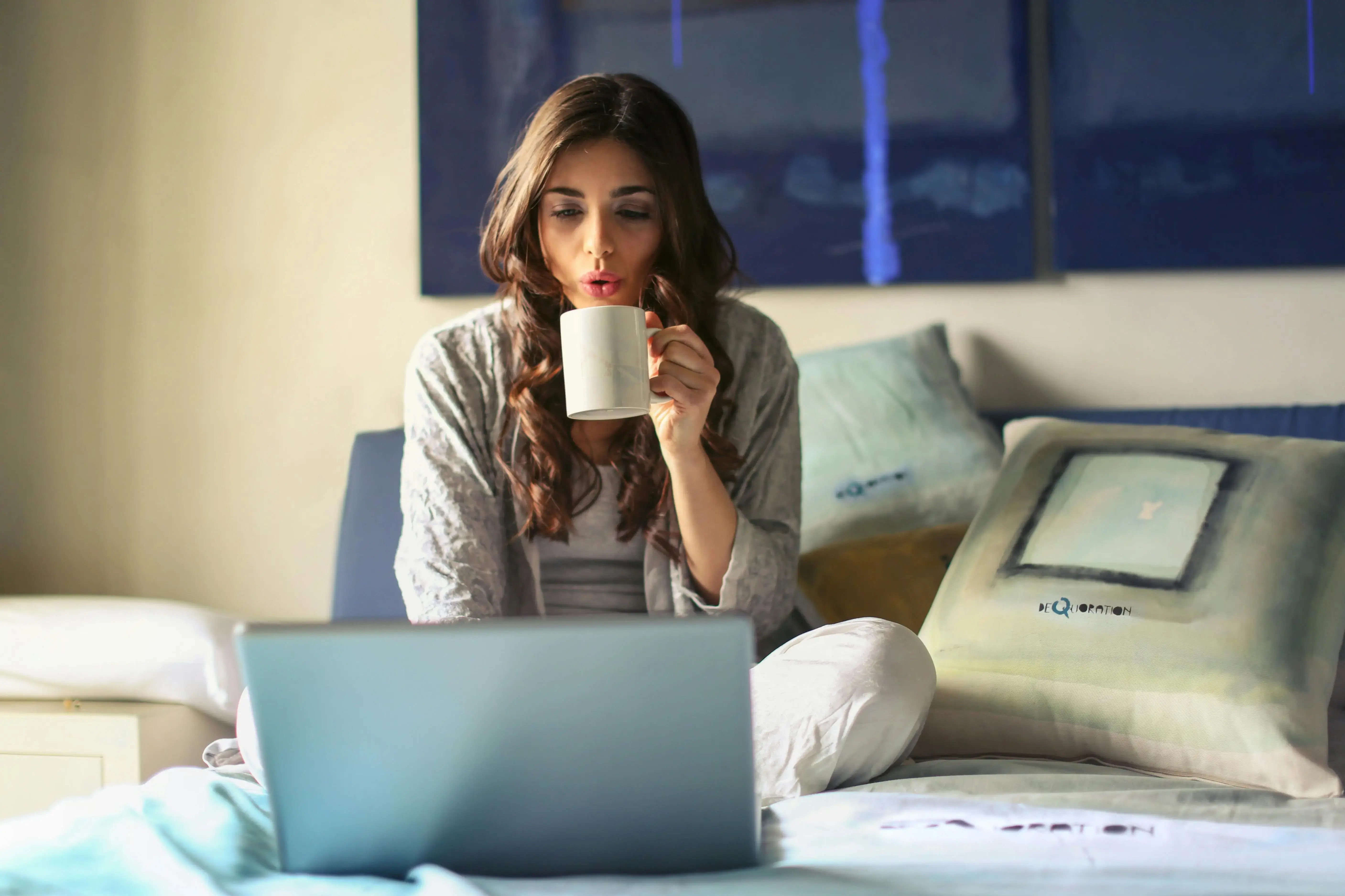Person holding a mug